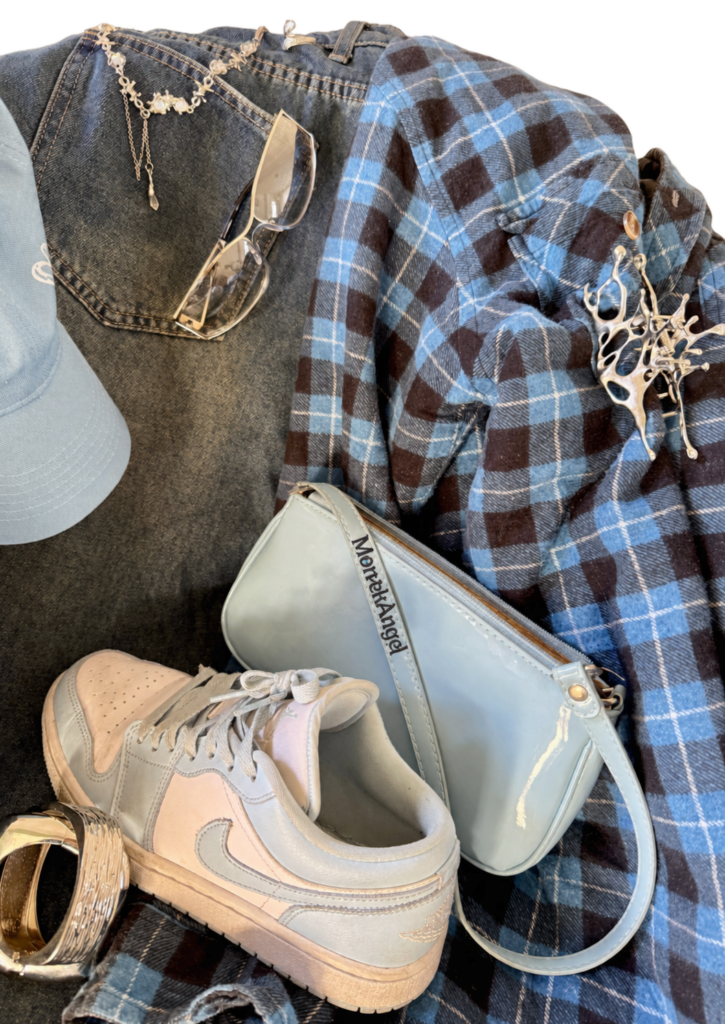 Blauwe pet, kleding, tasje, schoen en sieraden