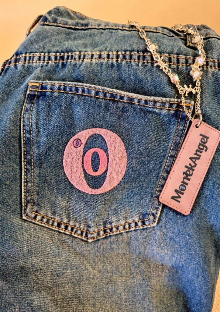 Broek met roze stiksel en label a4 staand